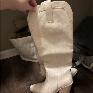 Elegant Cream Heeled Women's Boots